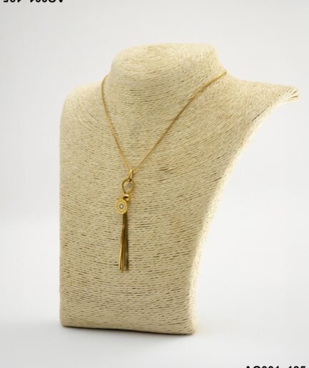 Collar dorado con dije circular y flecos finos AQ001