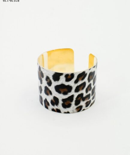 Brazalete abierto con un diseño clásico de estampado de leopardo B2529
