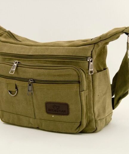 Morral con bolsillo con tapa y correa C3658