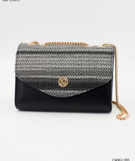 Cartera con solapa y cadena con tejido tipo rafia C4062