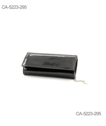 Cartera negra con acabado brillante tipo charol y diseño rectangular CA5223