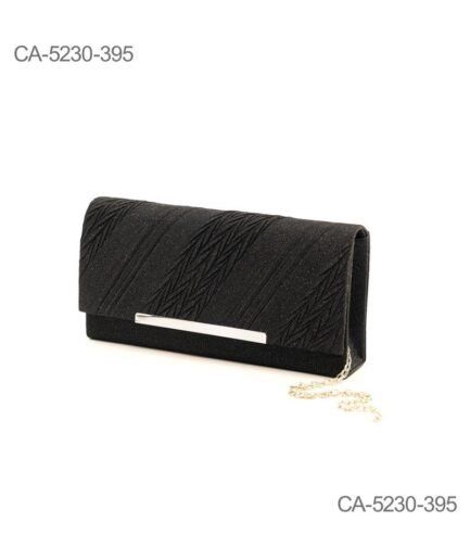 Cartera negra con diseño texturizado en patrón diagonal y detalle metálico CA5230