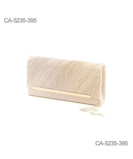 Cartera diseño texturizado en patrón diagonal y detalle metálico dorado CA5237
