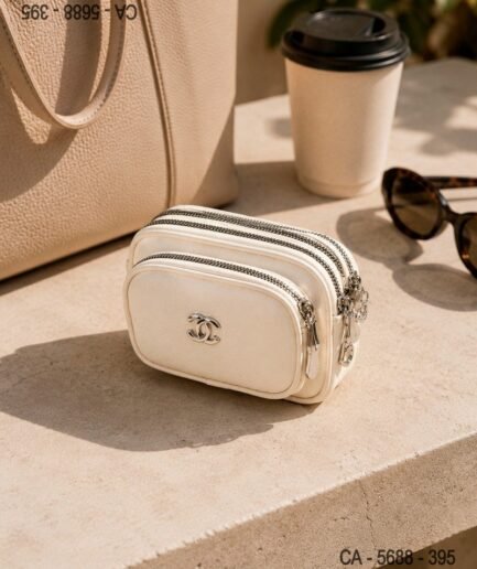 Cartera Beige con Triple Cierre y Logo CA5688