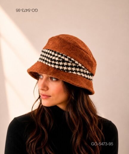 Sombrero estilo cloché en tono terracota con banda decorativa de estampado GO5473