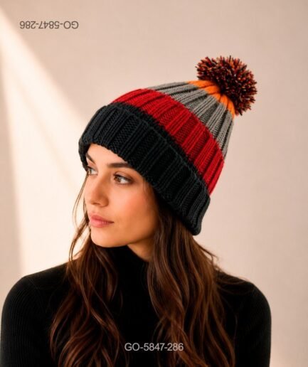 Gorro de lana de punto grueso en color gris con diseño de rayas en tonos azules y rojos y pompom GO5847
