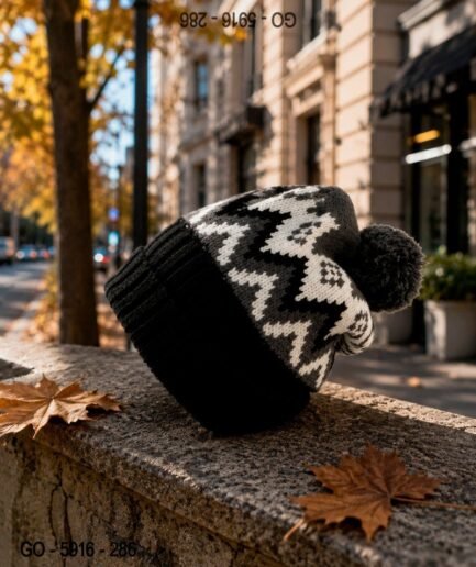 Gorro de Lana Negro con Estampado Geométrico Gris y Blanco - Pompón GO5916