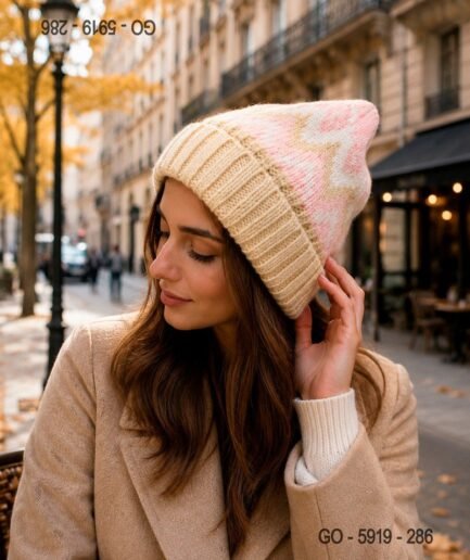 Gorro Tejido Beige con Estampado Jacquard Rosa y Blanco GO5919