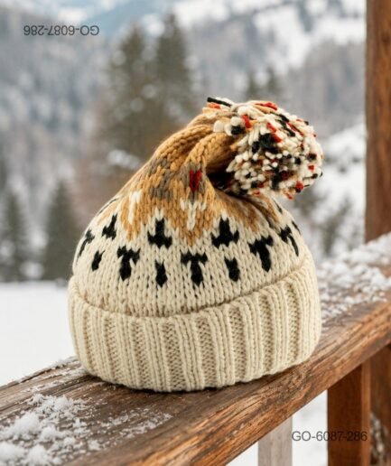 Gorro con Pompón en Lana Tejida con Diseño Nórdico – Color Beige GO6087