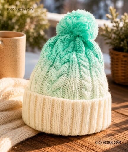 Gorro con Pompón en Lana Tejida con Degradado – Color Verde Menta/Crema GO6088