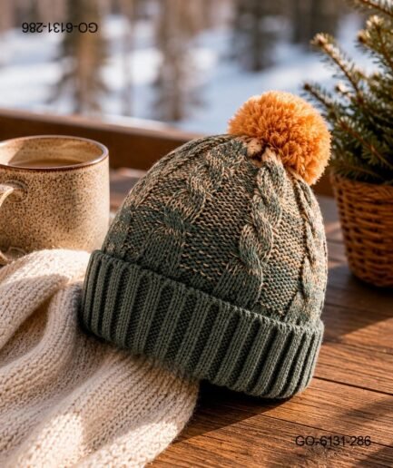 Gorro con Pompón en Lana Tejida con Trenzas – Color Verde Bosque/Beige GO6131