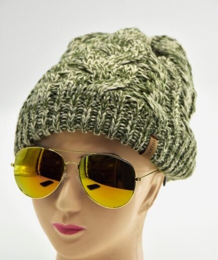 Gorro tejido verde jaspeado con diseño bicolor GOR010