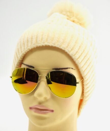 Gorro de punto beige con pompón GOR019