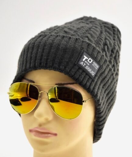 Gorro tejido gris oscuro con etiqueta GOR021