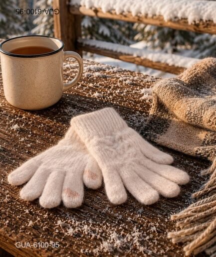 Guantes de punto delicado en tono crema para un look atemporal. GUA6100