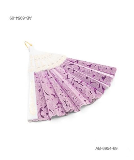 Abanico de mano con detalles de encaje y estampado floral en color morado o lila, estructura blanca perforada con detalle colgante AB6954