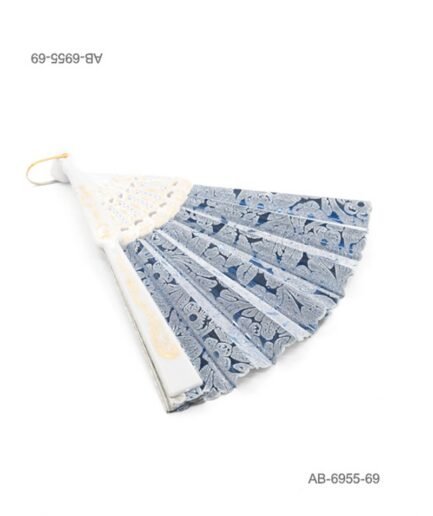 Abanico de mano con detalles de encaje y estampado floral en color azul, estructura blanca perforada con detalle colgante AB6955