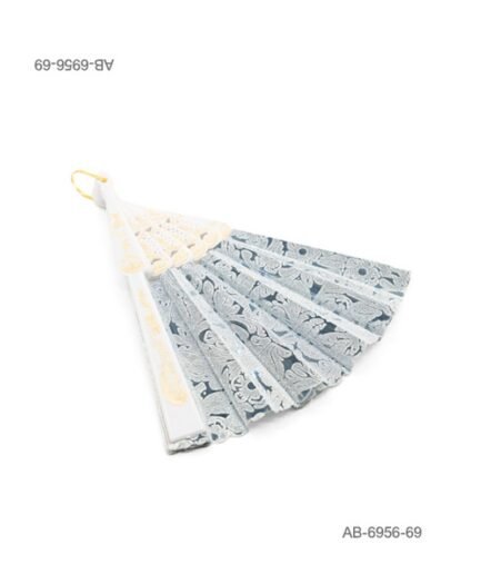 Abanico de mano con detalles de encaje y estampado floral en color celeste o grisáceo, estructura blanca perforada con detalle colgante AB6956