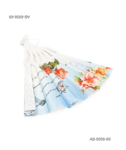 Abanico de mano con fondo celeste, estampado de flores coloridas (rojas, naranjas y amarillas), mariposas y texto decorativo, estructura blanca lisa AB6958