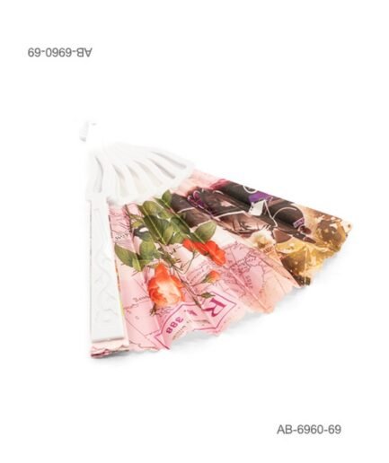 Abanico de mano con estampado estilo vintage en tonos rosados que incluye rosas rojas y naranjas, textos y detalles gráficos, estructura blanca lisa AB6960