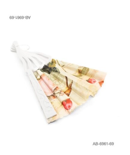 Abanico de mano con estampado vintage en tonos beige y crema, con detalles florales en rojo y elementos decorativos, estructura blanca lisa AB6961