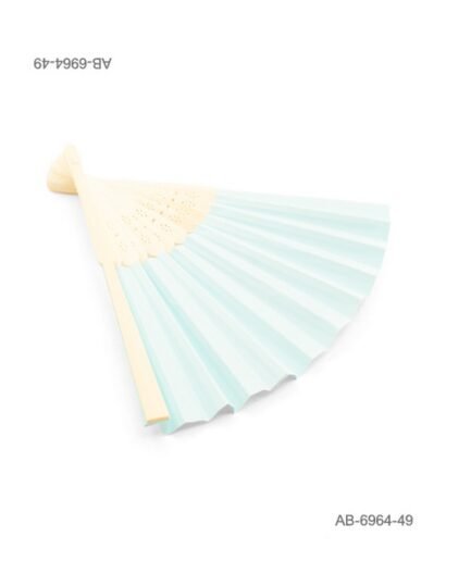 Abanico de mano liso en color celeste suave con estructura de madera natural perforada AB6964