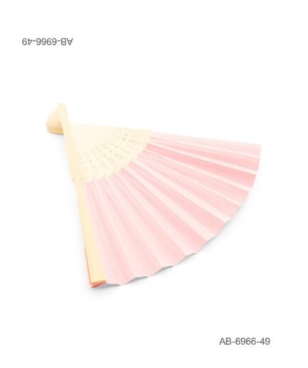 Abanico de mano liso en color rosa suave con estructura de madera natural perforada AB6966