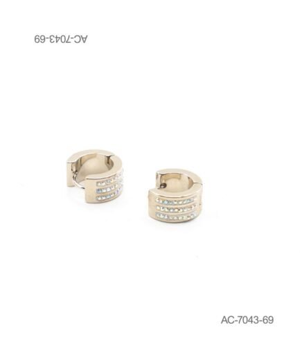 Aros o pendientes de diseño tipo criolla ancha en color plateado o metalizado, decorados con tres hileras de pequeños cristales o pedrería brillante en la parte frontal AC7043