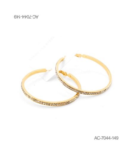Aros o pendientes de diseño tipo argolla grande en color dorado, decorados con una hilera de pequeños cristales o pedrería brillante en la parte frontal AC7044