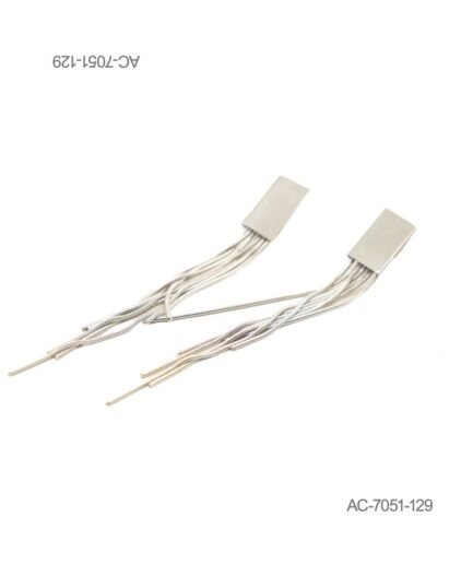 Aros o pendientes colgantes largos en color plateado o metalizado, formados por una base rectangular superior de la que se desprenden múltiples hilos o cadenas finas texturizadas AC7051