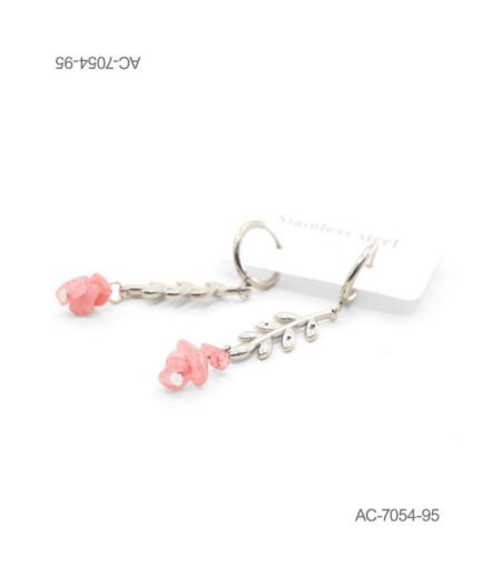 Aros o pendientes colgantes en color plateado o metalizado, compuestos por una argolla superior, una ramita de hojas metálicas y un detalle colgante de piedras o cuentas en tono rosado AC7054