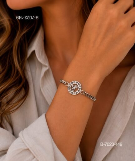 Pulsera de diseño elegante en color plateado o metalizado, compuesta por una cadena de eslabones y una pieza central circular con un diseño perforado B7023