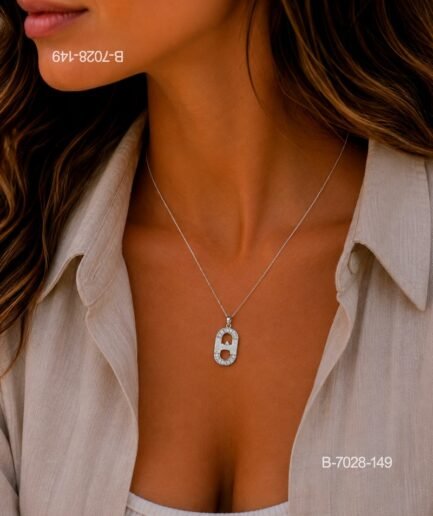 Collar o gargantilla de diseño delicado en color plateado o metalizado, compuesto por una cadena fina y un dije colgante ovalado con incrustaciones de pequeños cristales B7028