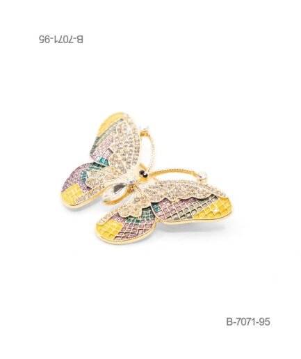 Prendedor de diseño elegante en color dorado, con forma de mariposa ornamentada con esmaltes multicolores (amarillo, turquesa, violeta), pedrería brillante y cristales facetados B7071