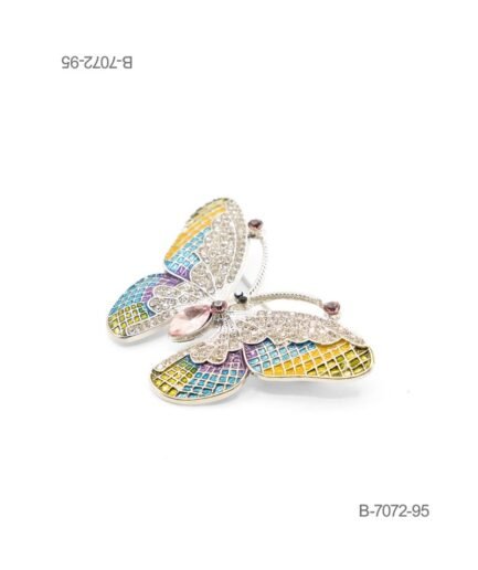 Prendedor de diseño elegante en color plateado, con forma de mariposa ornamentada con esmaltes de colores (amarillo, turquesa, violeta), pedrería brillante y cristales facetados B7072