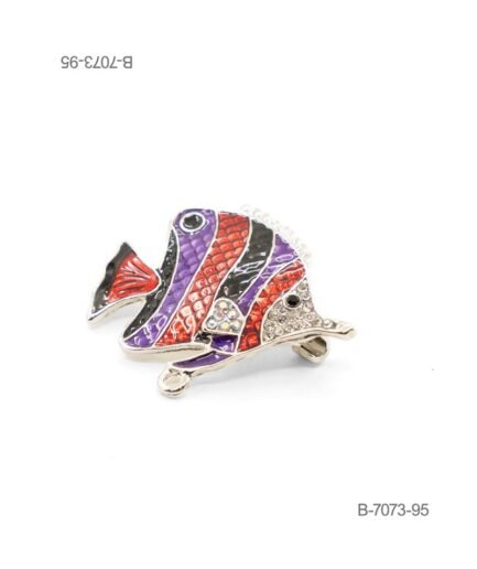Prendedor de diseño elegante en color plateado, con forma de pez ornamentado con esmaltes multicolores (violeta, rojo, negro y blanco) y pedrería brillante en la cabeza y aletas B7073