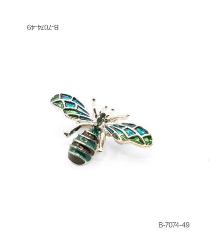 Prendedor de diseño elegante en color plateado, con forma de abeja o insecto ornamentado con esmaltes en tonos verdes y azules y pedrería oscura B7074