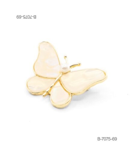 Prendedor de diseño elegante en color dorado, con forma de mariposa con alas de efecto nácar o marfil y una perla decorativa central B7075