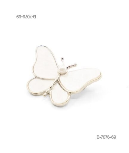 Prendedor de diseño elegante en color plateado, con forma de mariposa con alas de efecto nácar o marfil y una perla decorativa central B7076