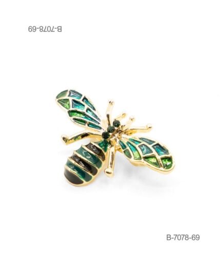 Prendedor de diseño elegante en color dorado, con forma de abeja o insecto ornamentado con esmaltes en tonos verdes y azules, y pedrería oscura B7078