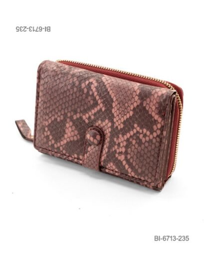 Billetera compacta de cuerina con diseño símil serpiente y cierre (color bordó) BI6713