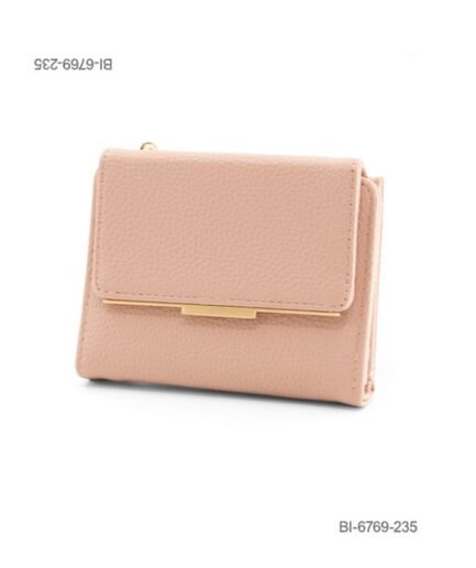 Billetera mediana de cuerina con solapa y detalle de barra metálica dorada (color rosa / nude) BI6769
