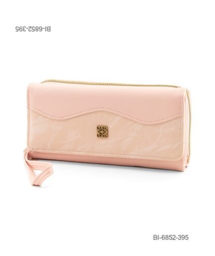 Billetera larga de cuerina con solapa, correa de mano y detalle metálico central (color rosa) BI6852