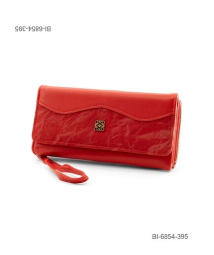 Billetera larga de cuerina con solapa, correa de mano y detalle metálico central (color rojo) BI6854