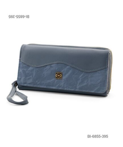Billetera larga de cuerina con solapa, correa de mano y detalle metálico central (color azul grisáceo / gris) BI6855