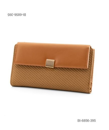 Billetera larga de eco-cuero para dama con solapa combinada y detalle metálico rayado (color marrón / tostado) BI6856