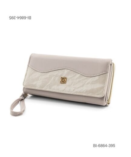 Billetera larga de cuerina con solapa, correa de mano y detalle metálico central (color gris claro / visón) BI6864