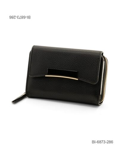 Billetera mediana de eco-cuero texturizado para dama con solapa frontal y detalle de placa metálica (color negro) BI6873
