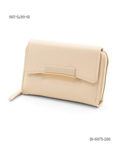 Billetera mediana de eco-cuero texturizado para dama con solapa frontal y detalle de placa metálica (color beige / nude) BI6875
