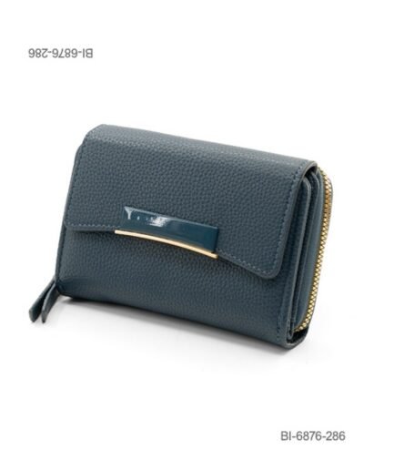 Billetera mediana de eco-cuero texturizado para dama con solapa frontal y detalle de placa metálica (color azul grisáceo / gris) BI6876